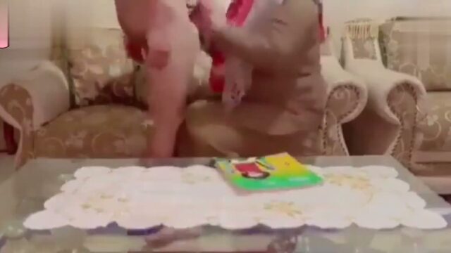 Güne gelen teyzelerden birini ikna edip sikiyor