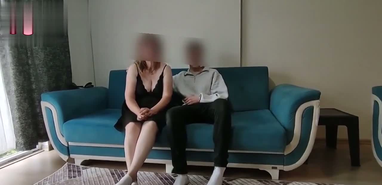 Beyaz tenli milf nurten genci mutlu ediyor